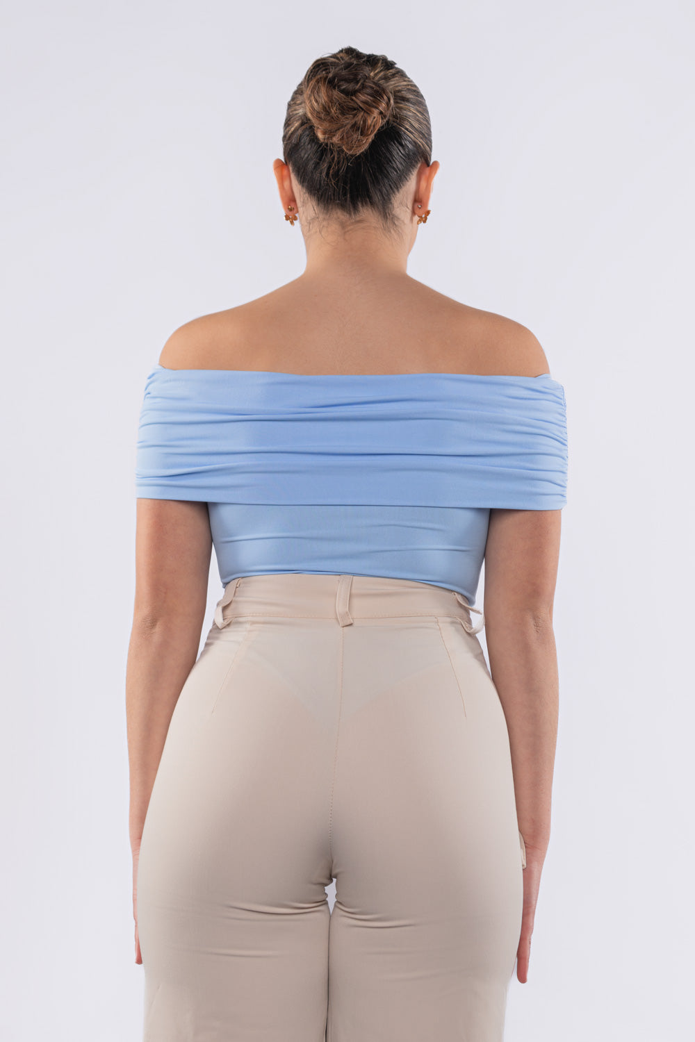 Body de hombros descubiertos con laterales fruncidos