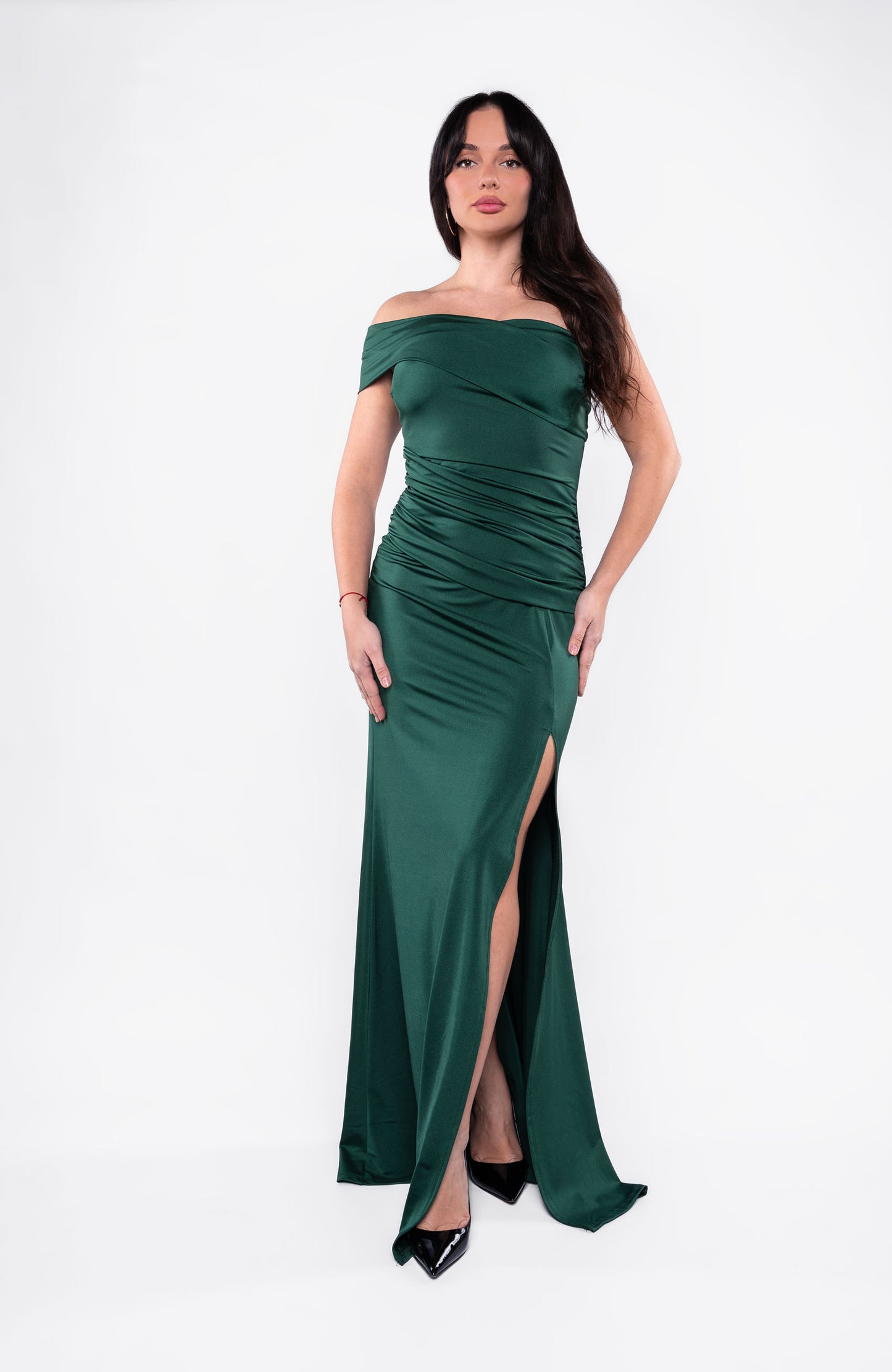 Vestido largo de satén con abertura