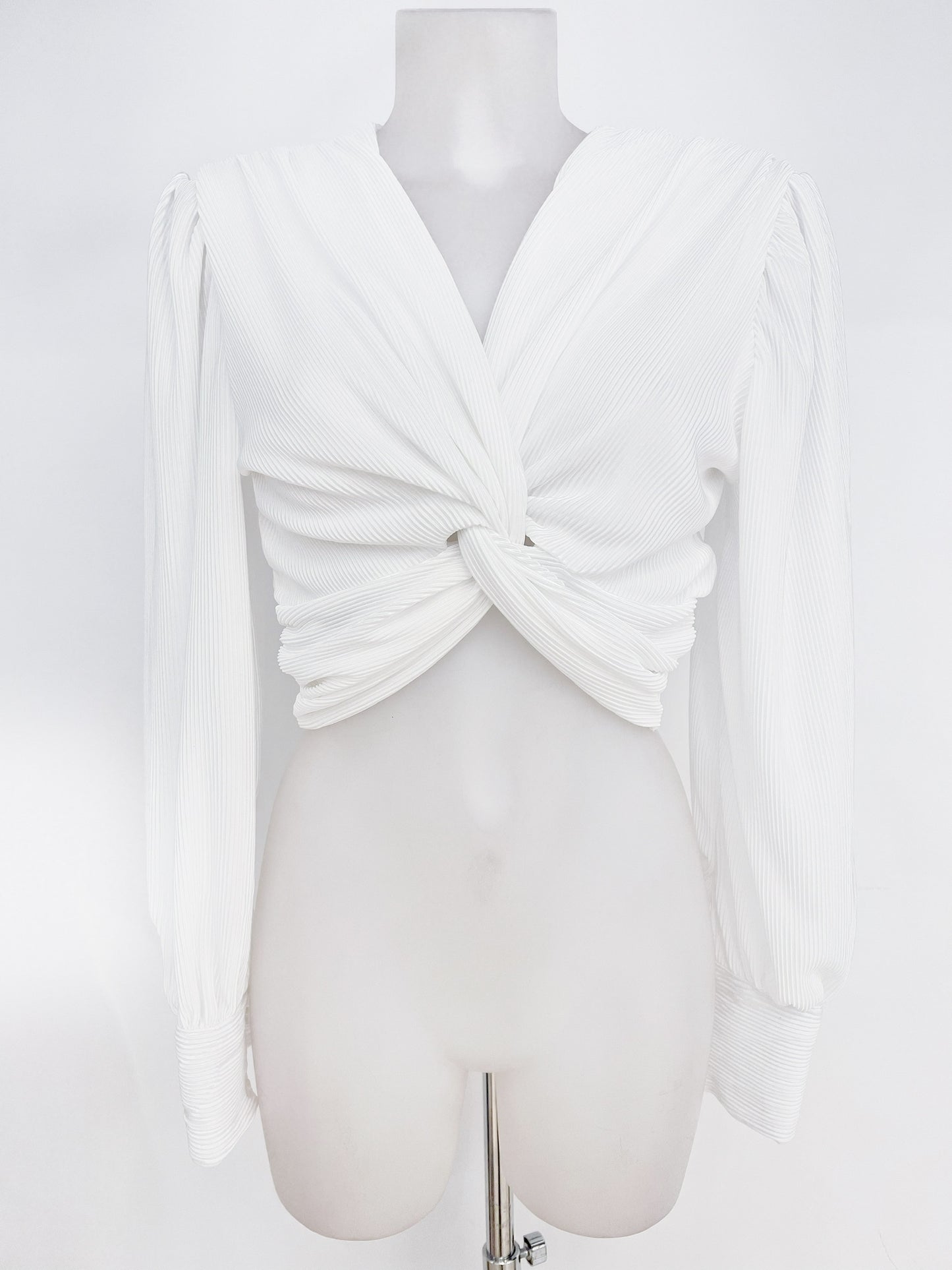 Blusa plisada con nudo frontal