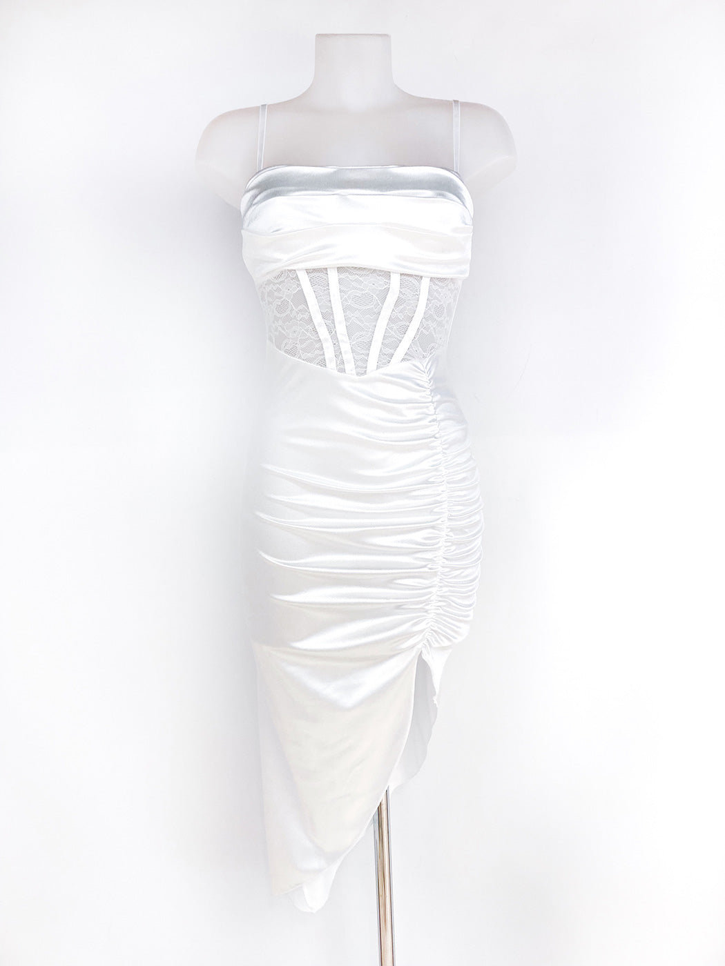 Vestido midi de raso corto con encaje cintura