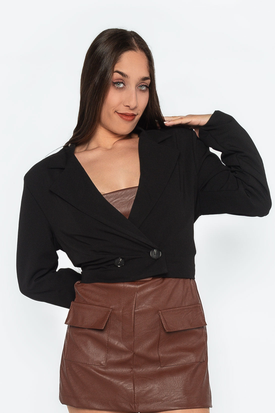 blazer corta tipo sastre con doble botonadura