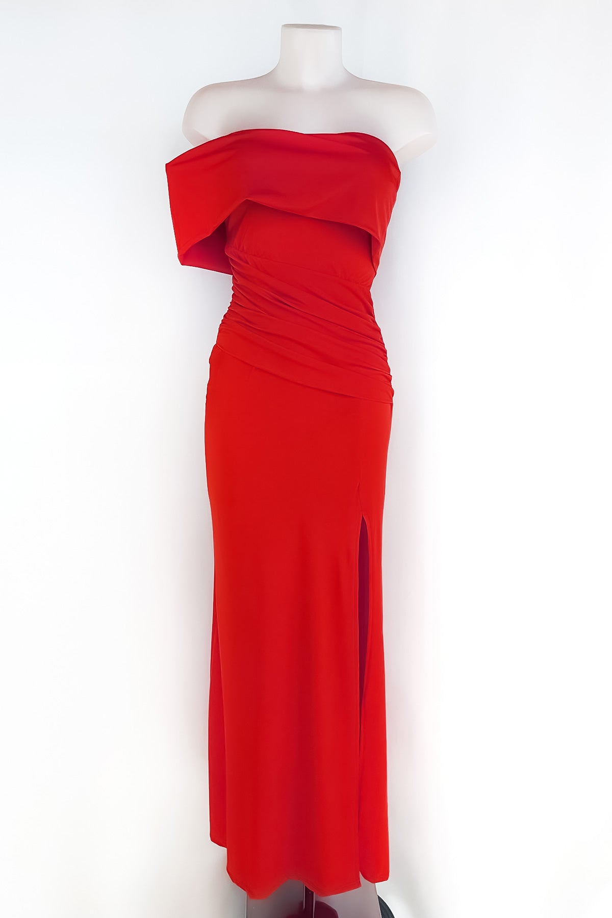 Vestido largo de satén con abertura