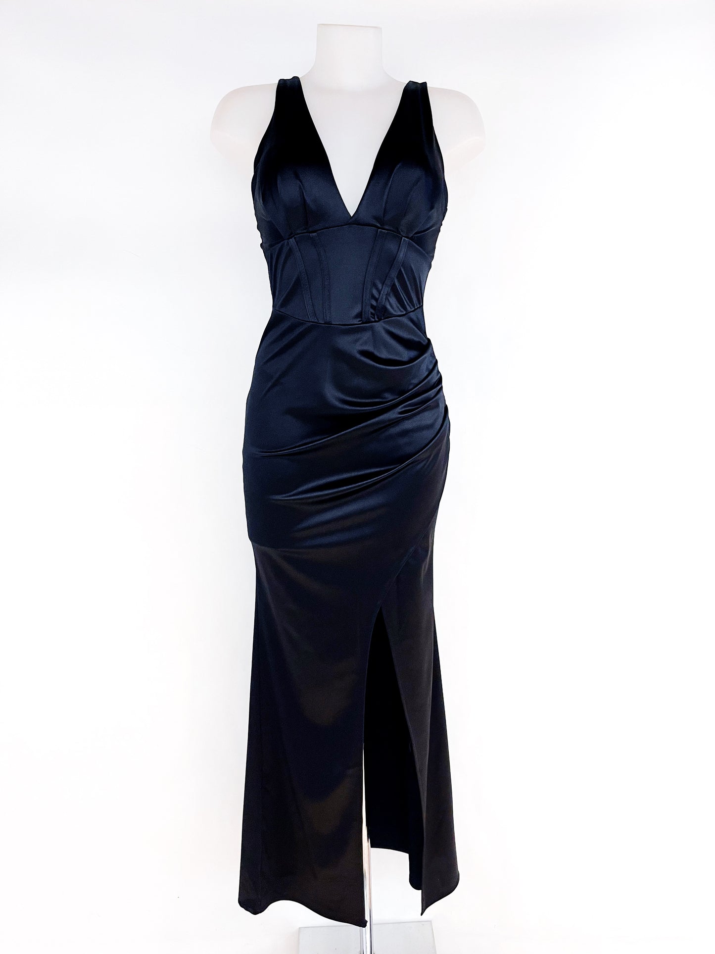 Vestido largo detalle corpiño confeccionado en tela de raso