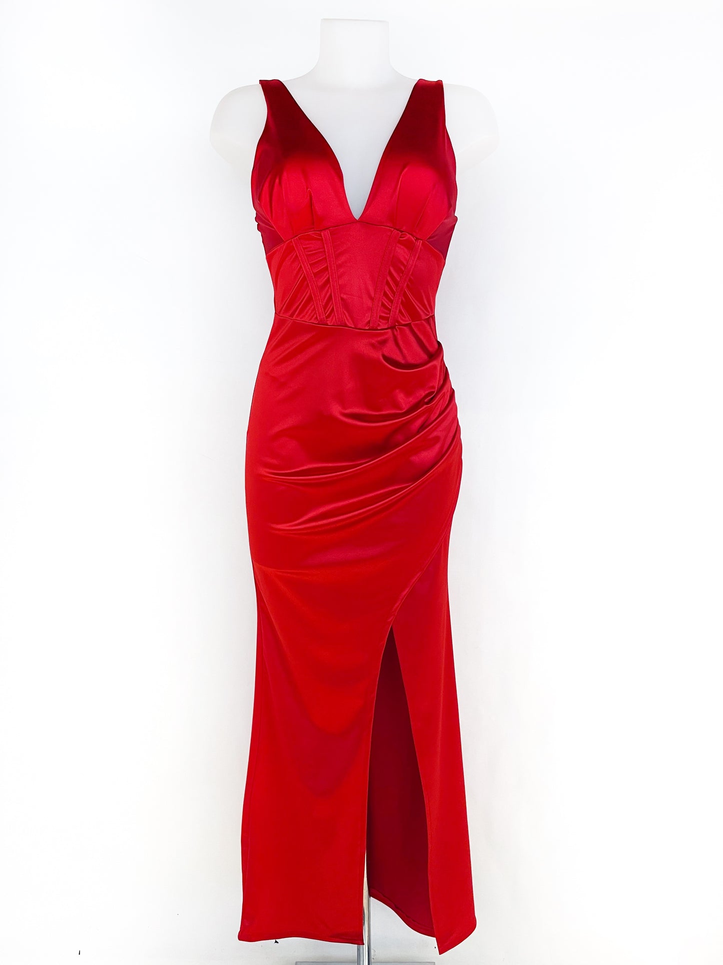Vestido largo detalle corpiño confeccionado en tela de raso