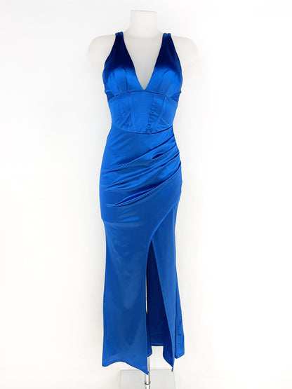 Vestido largo detalle corpiño confeccionado en tela de raso