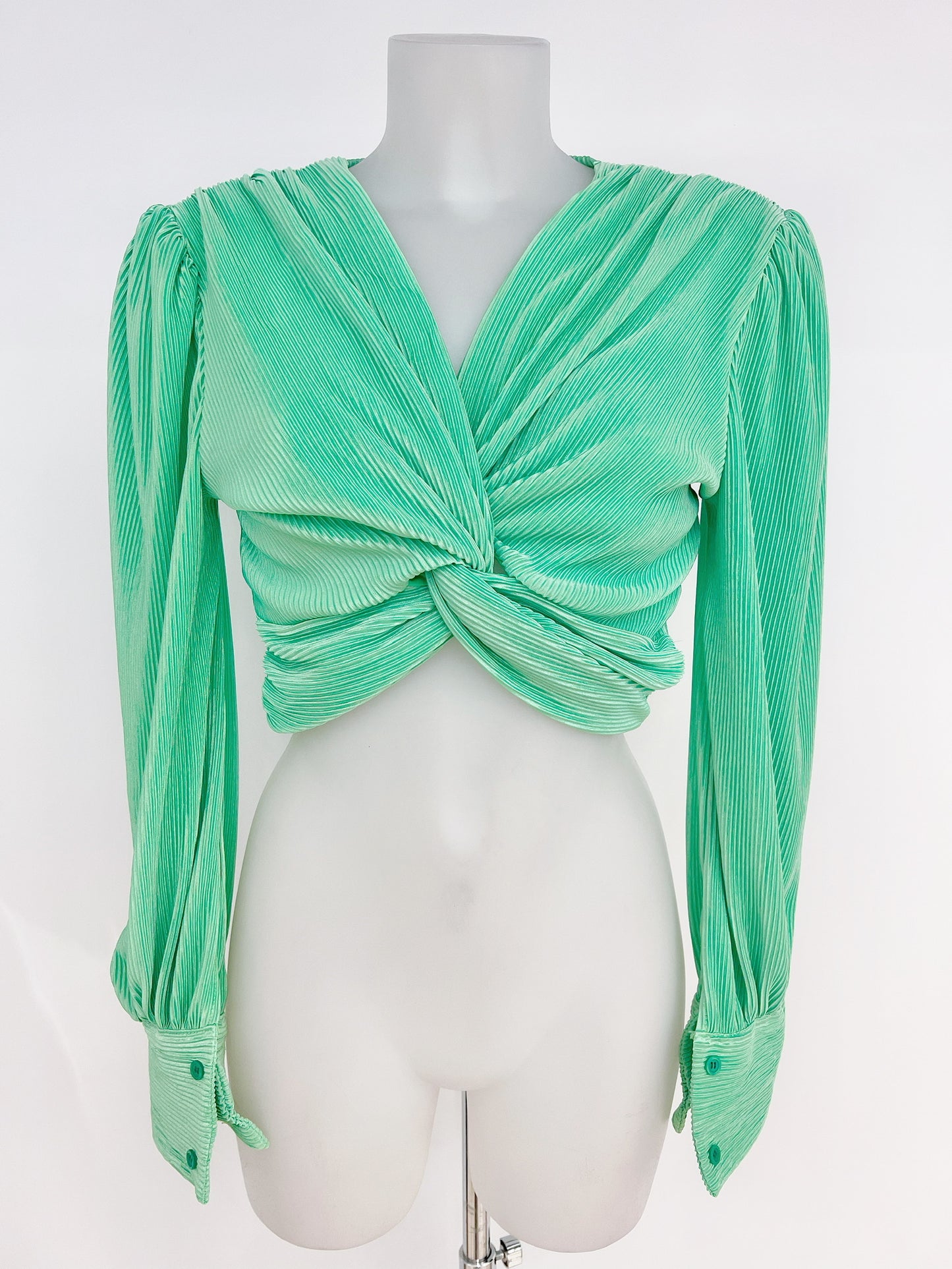 Blusa plisada con nudo frontal