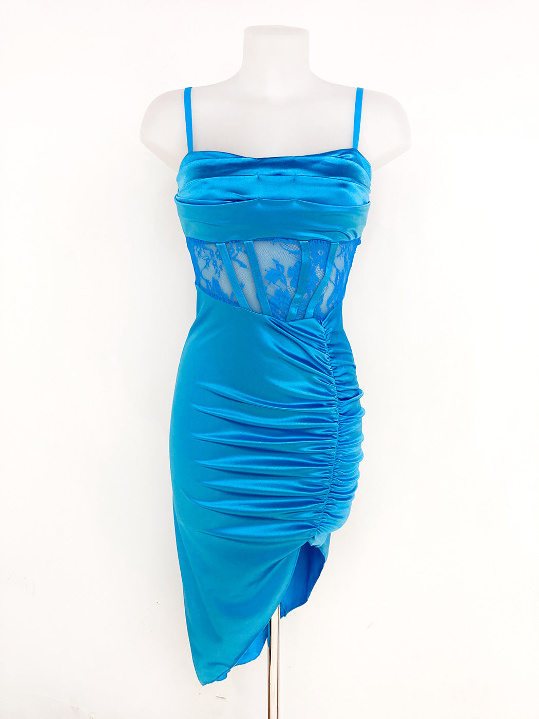 Vestido midi de raso corto con encaje cintura