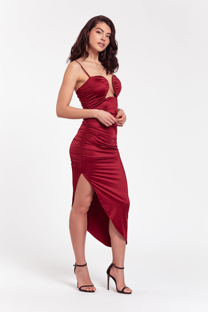 Vestido midi con tirantes copas con relleno