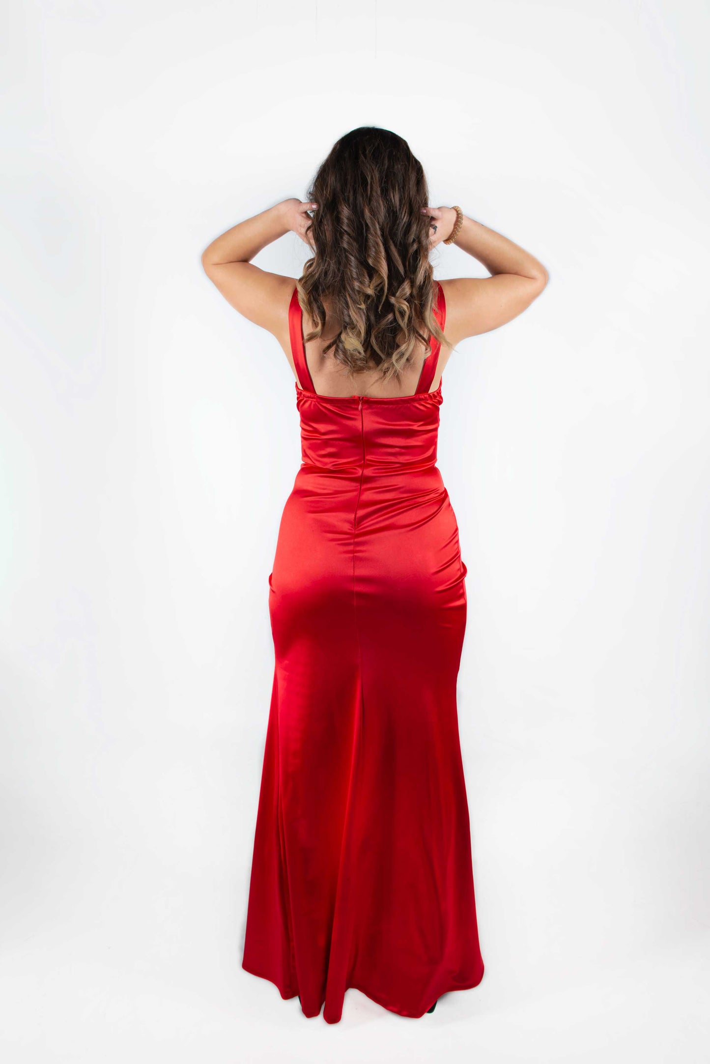 Vestido largo detalle corpiño confeccionado en tela de raso